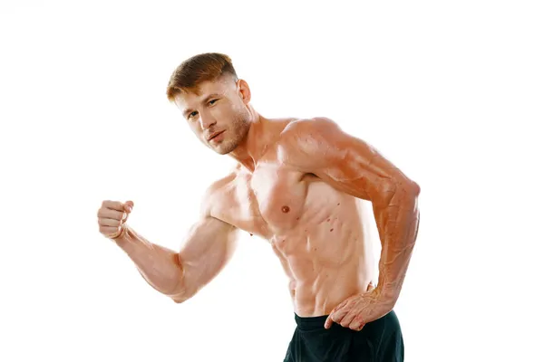 Hombre con un cuerpo bombeado musculación primer plano entrenamiento culturistas — Foto de Stock