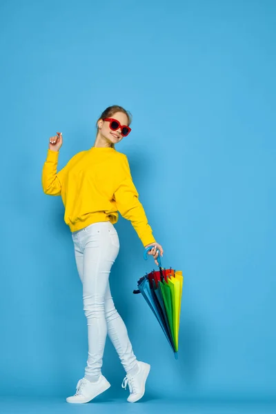 Mujer con paraguas multicolor en suéter amarillo posando colores arco iris — Foto de Stock