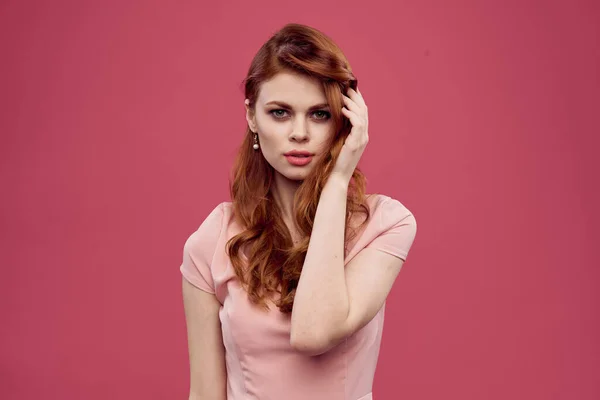 Bonita mulher posando cosméticos charme rosa fundo — Fotografia de Stock
