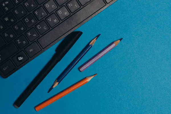 Lápices bloc de notas papel colorido oficina papeles diseño —  Fotos de Stock