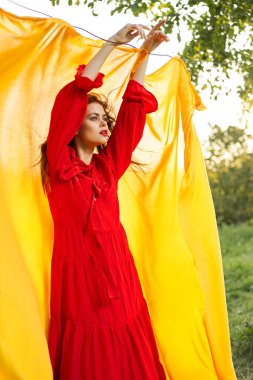 Güzel kadın doğa sarı kumaş temiz hava cazibesi