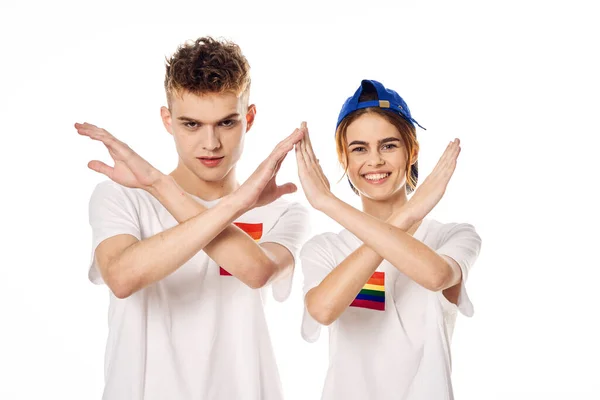 Fiatal pár lgbt zászló transznemű életmód fény háttér — Stock Fotó