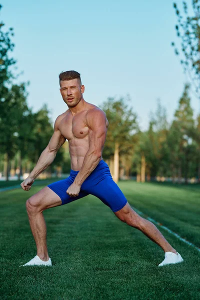 Hombre haciendo ejercicios en el parque inflado cuerpo —  Fotos de Stock