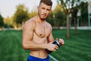 Parklarda vücut geliştirme egzersizi yapan erkek sporcu.
