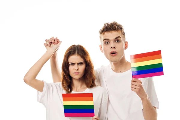 Casal em t-shirts brancas Bandeira lgbt transgênero minorias sexuais — Fotografia de Stock