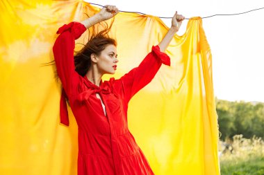 Kırmızı elbiseli güzel bir kadın. Saç stili.