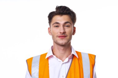 Turuncu yelek giyen mühendis profesyonel poz veriyor.