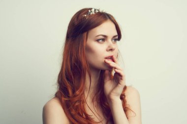 Güzel kadın saç stili cazibeli ev modeli yakın plan.