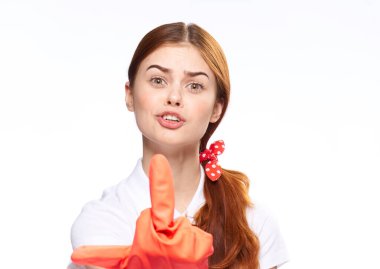 Kırmızı lastik eldivenli temizlikçi kadın eğlenceli ışık arkaplanı oluşturuyor.