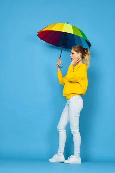 Femme avec parapluie multicolore en pull jaune posant couleurs arc-en-ciel — Photo
