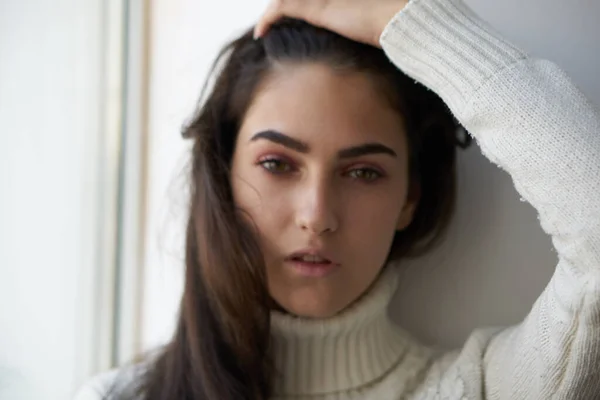 Mujer triste mirando por la ventana de cerca — Foto de Stock