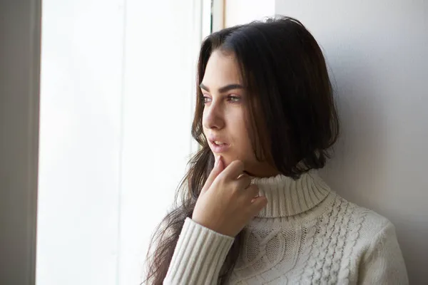 Traurige Frau schaut aus dem Fenster aus nächster Nähe — Stockfoto