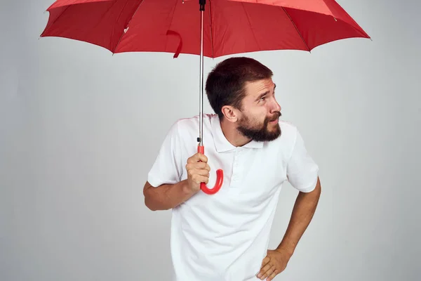 쾌활 한 남자이며 붉은 우산 보호 생활 — 스톡 사진