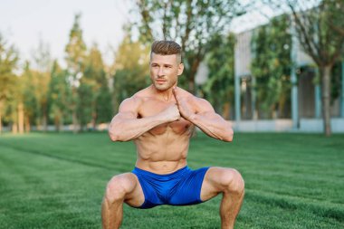 Kaslı Adam Açık Hava Spor Yapıyor Yazı