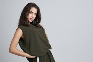 Neşeli kadın şık takım elbise eğlenceli moda tarzı cazibesi