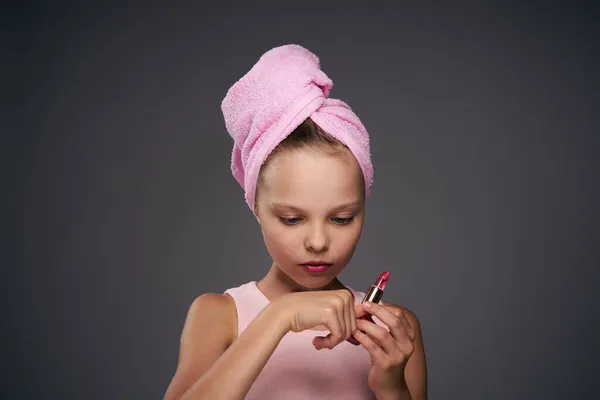Kafasında havlu olan bir kız. Kozmetik cilt bakımı gri arka plan. — Stok fotoğraf