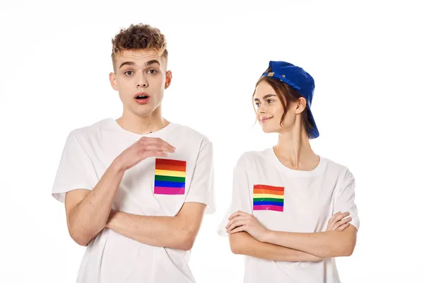 Jovem casal lgbt Bandeira transexual estilo de vida luz fundo — Fotografia de Stock