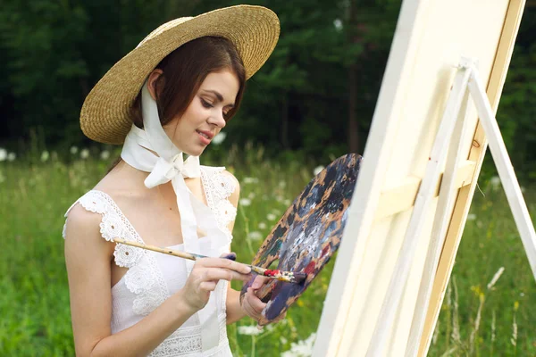 Dışarıdaki beyaz elbiseli kadın resim çiziyor. — Stok fotoğraf