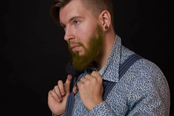 Hombre barbudo elegante estilo camisa fondo oscuro — Foto de Stock