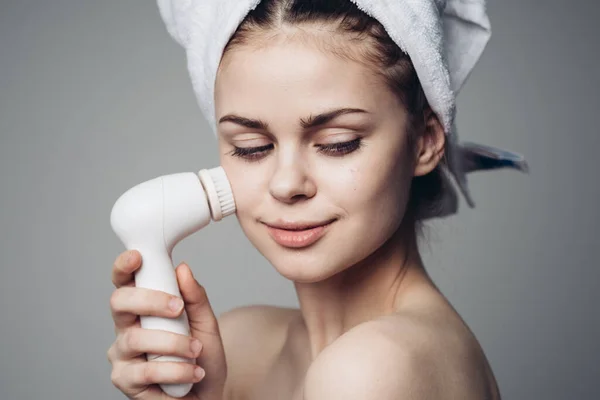 Žena s ručníkem na hlavě masáž obličeje péče o pleť hygiena — Stock fotografie