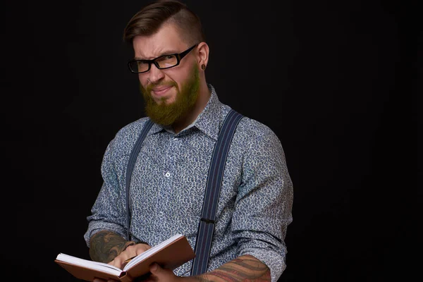 Een zakenman in een shirt met een notitieboekje in de handen van een manager — Stockfoto