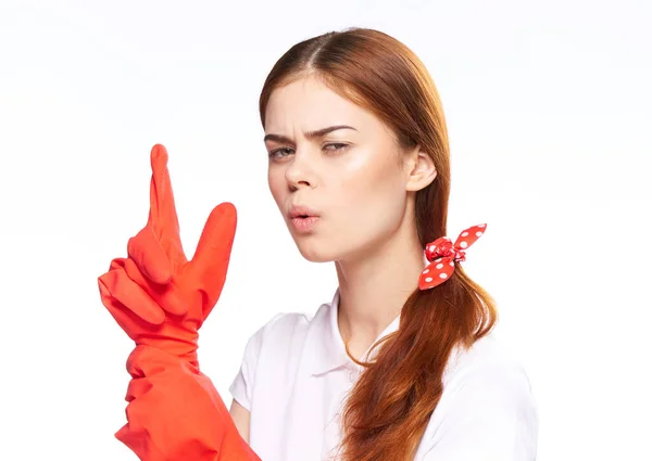 Nettoyage dame en gants de caoutchouc rouge posant fond lumineux amusant — Photo