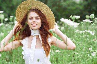 Çiçek tarlasında şapkalı kadın doğa özgürlüğü.