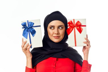 Siyah tesettürlü Müslüman kadın bayram hediyesi.