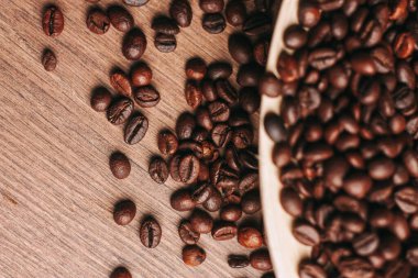 Doğal kahve, taze kokulu ahşap masa.