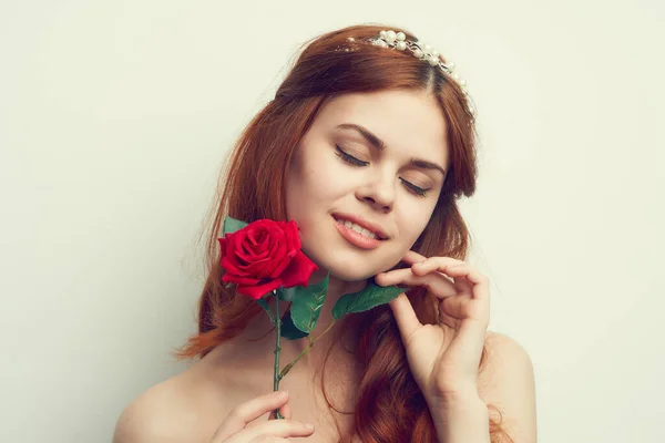 Alegre mujer moda peinado rosa flor encanto romance — Foto de Stock