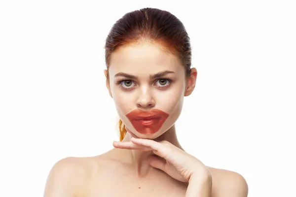 Hübsche Frau nackte Schultern Lippenmaske Hautpflege — Stockfoto