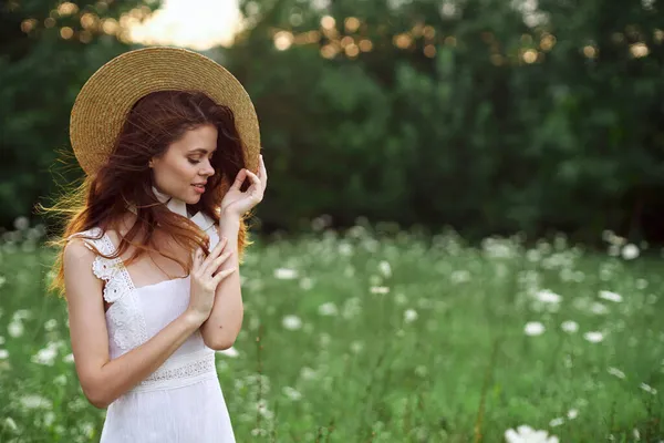 Vrouw met hoed op een veld van bloemen natuurvrijheid — Stockfoto