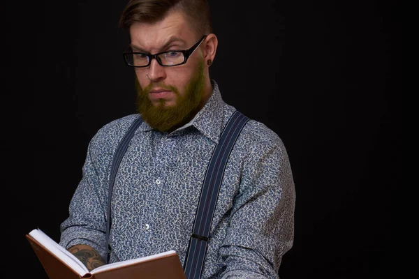 Άνδρας με γυαλιά με ένα σημειωματάριο στα χέρια του να εκπαιδεύει επαγγελματικό γραφείο — Φωτογραφία Αρχείου