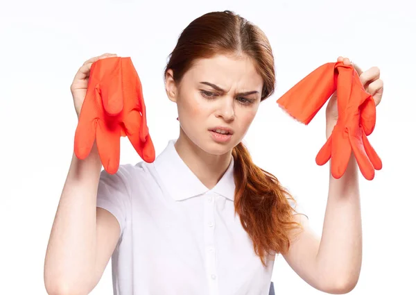 Jolie femme gants en caoutchouc maison nettoyage lumière fond — Photo