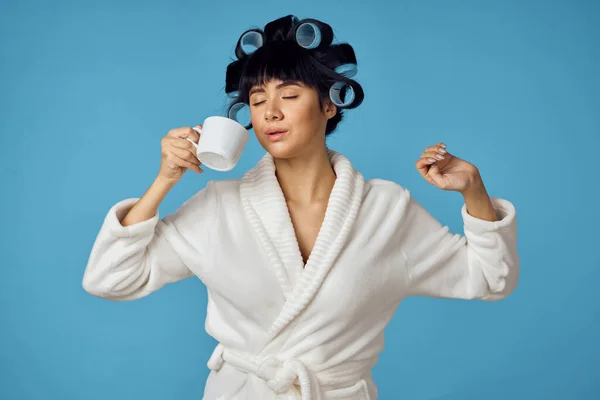 Huisvrouw met krulspelden op haar hoofd schoonmaken huishoudelijk werk — Stockfoto