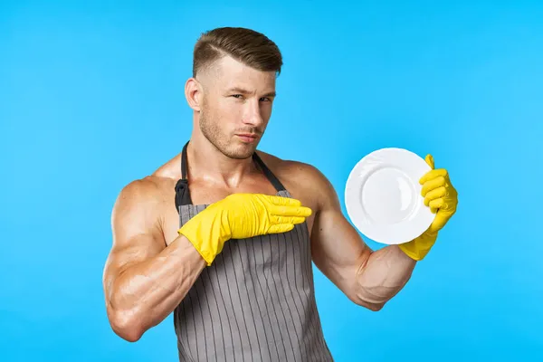 Vaatwasser rubberen handschoenen plaat in handen blauwe achtergrond — Stockfoto