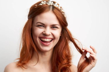 Başında çıplak omuzlarıyla poz veren çekici bir kadın.