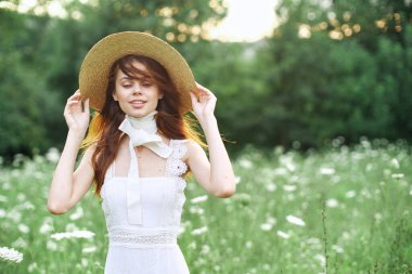 Şapkalı güzel bir kadın doğa yürüyüşü modası.