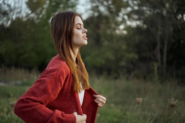 Bonita mujer en suéter rojo al aire libre paseo ocio — Foto de Stock