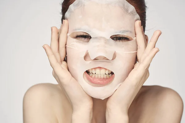 Kozmetik maskeli kadın cilt bakımı yenilemesi — Stok fotoğraf