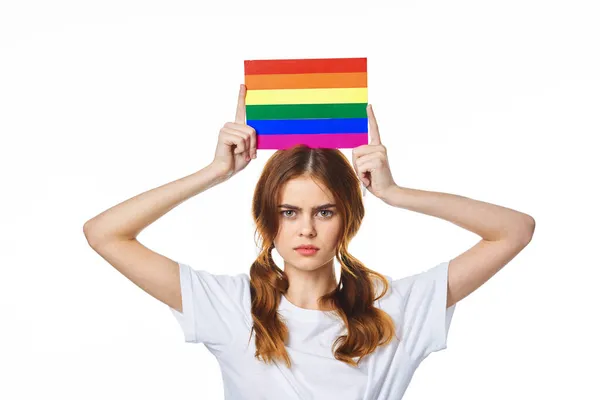 Kvinna med lgbt flagga transpersoner gemenskapen ljus bakgrund — Stockfoto