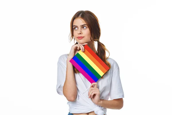 Kvinna med lgbt flagga transpersoner gemenskapen ljus bakgrund — Stockfoto