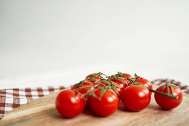Tahta bir arka planda kiraz domatesleri