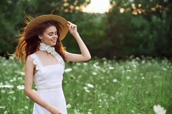 花の咲く畑で帽子を被った美しい女性が — ストック写真