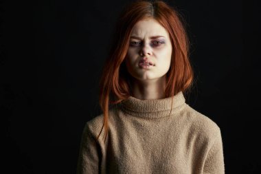 Gözlerinin altında morluklar olan kızıl saçlı bir kadın. Depresyondan korkuyor.