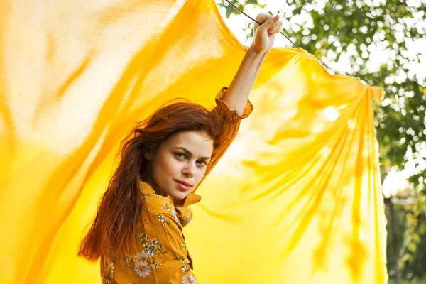 Vrolijke vrouw in gele jurk poseren natuur zomer — Stockfoto