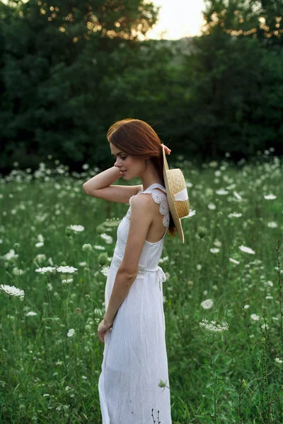 Donna in abito bianco fiori natura camminare fascino — Foto Stock