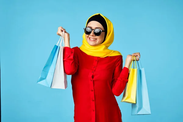 Mujer musulmana en hijab compras entretenimiento fondo azul —  Fotos de Stock