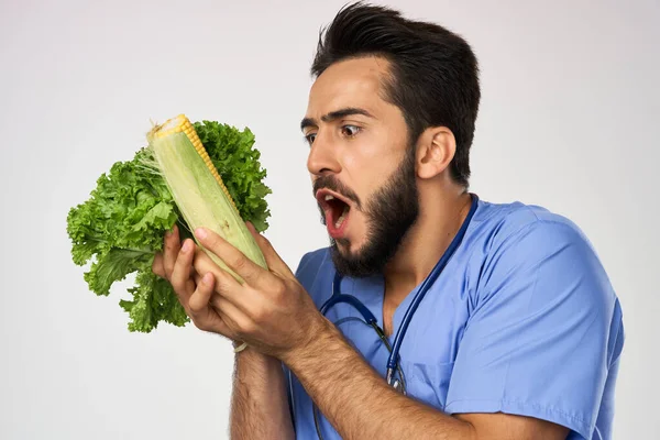 Médecin diététiste joyeux avec des légumes dans les mains traitement stéthoscope — Photo