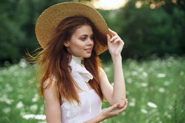 Neşeli ve çekici bir kadın. Yaz tatili.